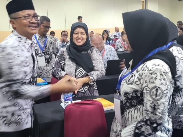 Ketua PGRI Jawa Tengah Membuka LokakaryaNarasumber Digital dan Pelatihan Editor Buku                  