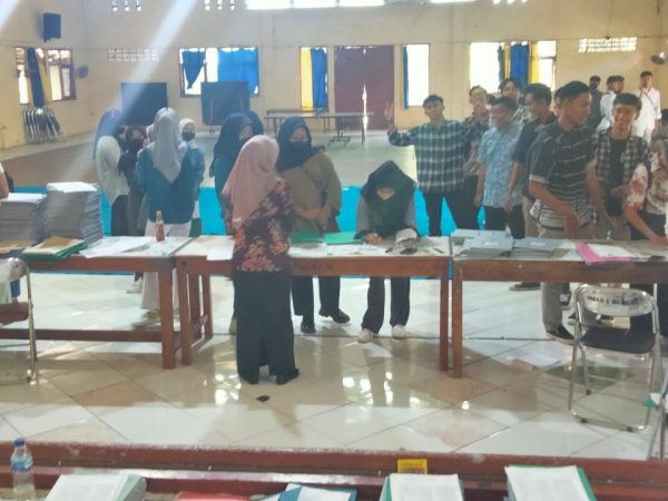 Siswa Kelas XII SMA N 1 Bergas Terima Ijazah dan Rapor