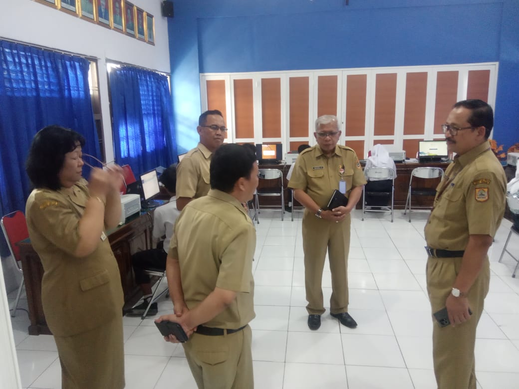 Kunjungan Kacabdin Memantau Pelaksanaan PPDB di SMKN 10 Semarang