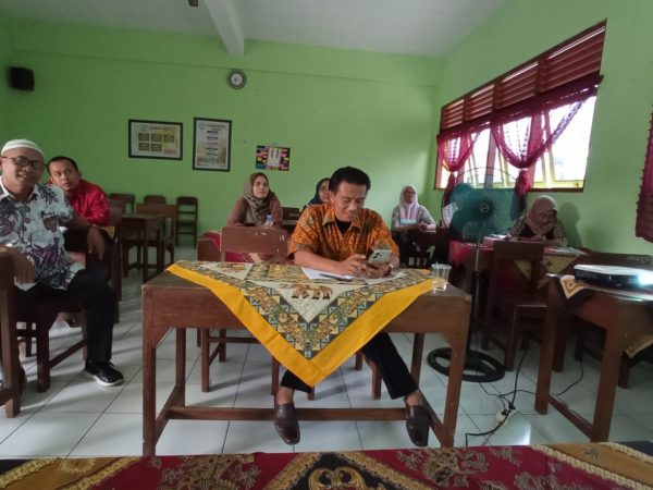 SMKN 10 Semarang Berbagi Strategi Menggerakkan Guru Menulis Dengan SMK Sudirman Semarang