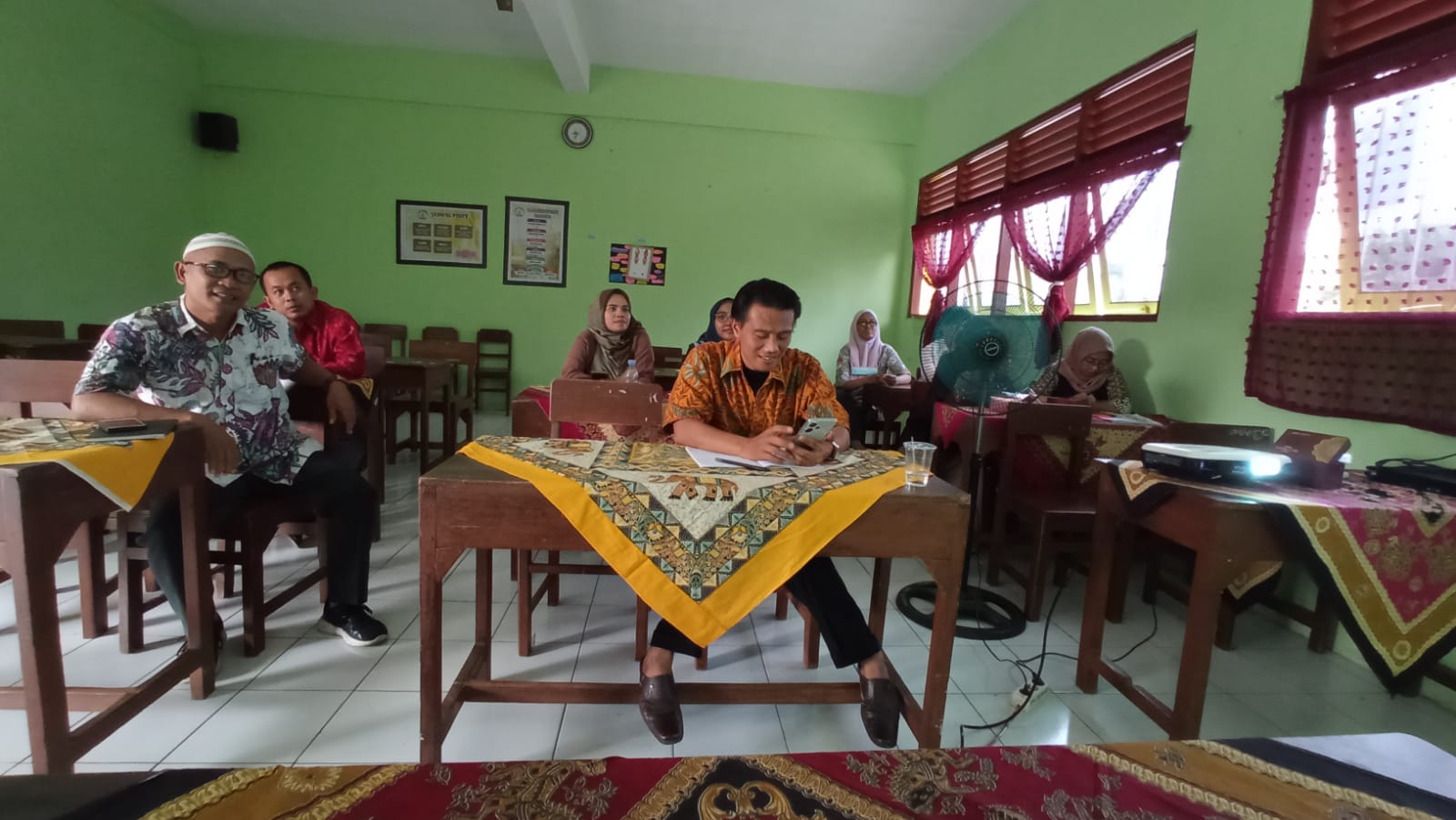 SMKN 10 Semarang Berbagi Strategi Menggerakkan Guru Menulis Dengan SMK Sudirman Semarang SMKN 10 Semarang Berbagi Strategi Menggerakkan Guru Menulis Dengan SMK Sudirman Semarang