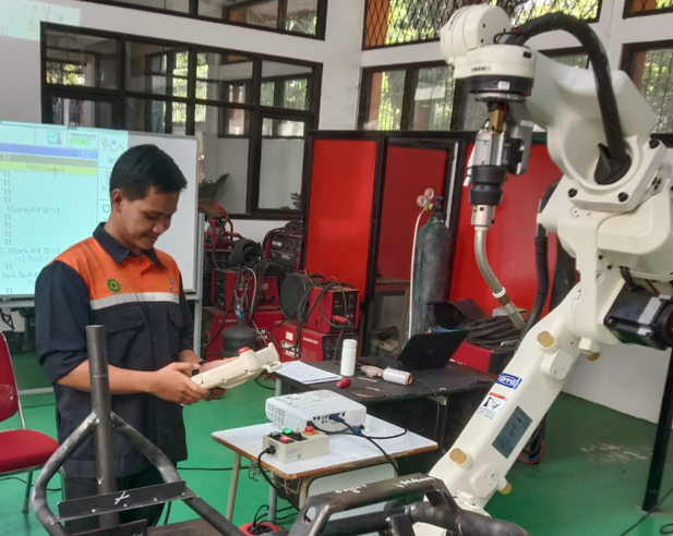 Guru SMKN 10 Semarang Rakit Motor Listrik di BBPPMPV BMTI Cimahi