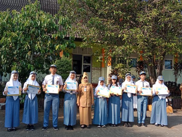 SMAN 16 Semarang Berikan Reward Siswa Prestasi Akademik Tahun Ajaran 2022/2023
