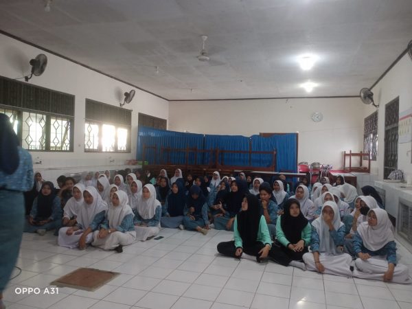 SMAN 16 Semarang Mendapatkan Penyuluhan Anemia & Pil Penambah Darah