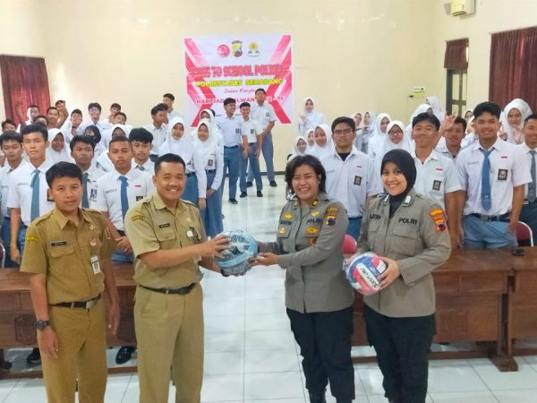 Semangati Peserta Didik yang Ingin Melanjutkan ke Polri/TNI Melalui Polwan Goes to School