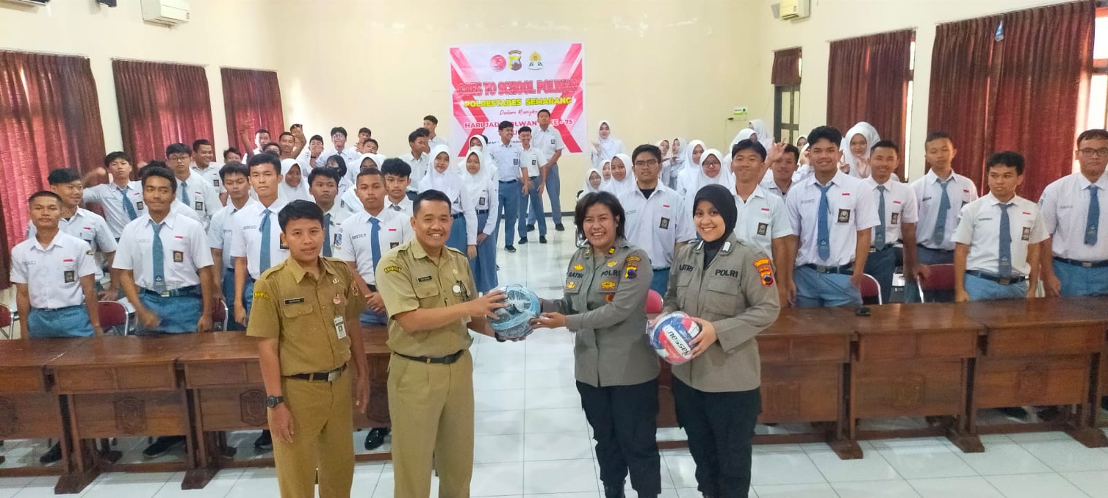 Semangati Peserta Didik yang Ingin Melanjutkan ke Polri/TNI Melalui Polwan Goes to School Semangati Peserta Didik yang Ingin Melanjutkan ke Polri/TNI Melalui Polwan Goes to School