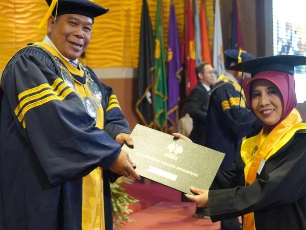 Kepala SMAN 16 Semarang Wisuda Program Doktor