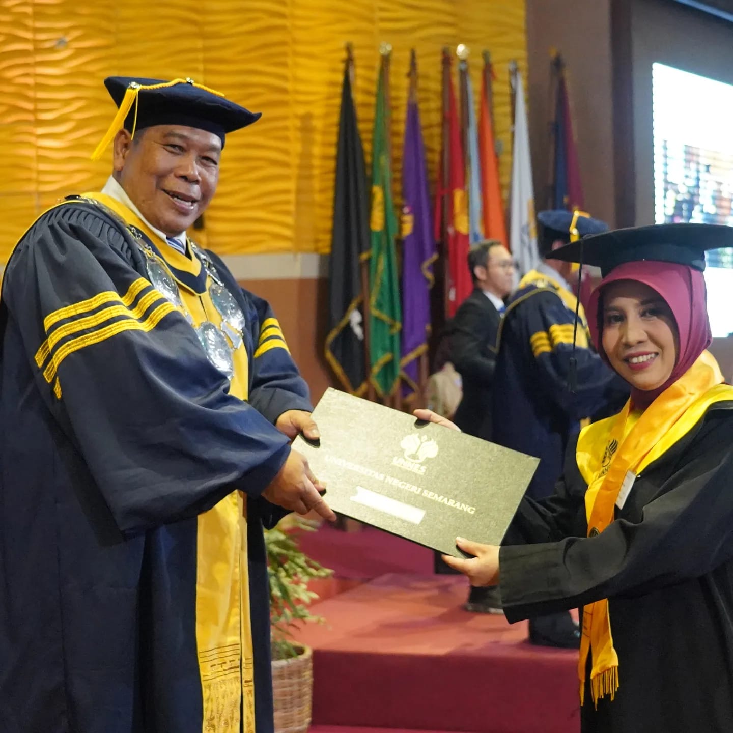 Kepala SMAN 16 Semarang Wisuda Program Doktor Kepala SMAN 16 Semarang Wisuda Program Doktor