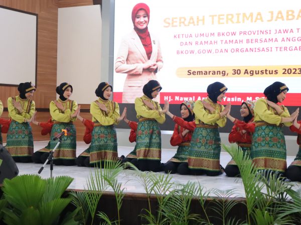 Tim Tari Ratoh Jaroe SMA Nasima Meriahkan Acara Serah Terima  Ketua BKOW Jawa Tengah