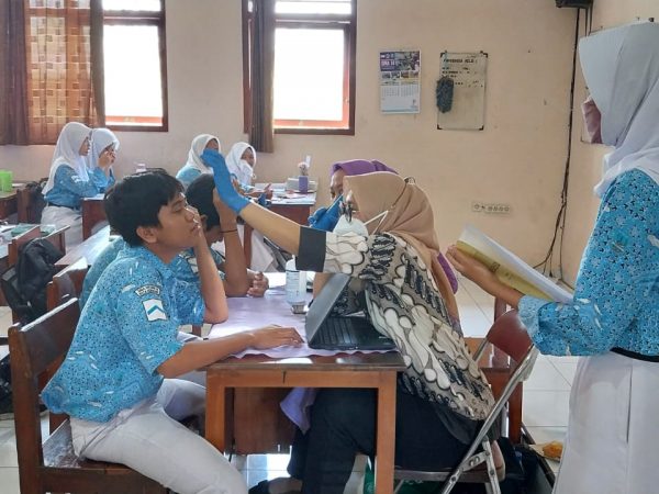 Kerjasama dengan Puskesmas Bulu Lor, SMA N 14 Lakukan Skrining Kesehatan bagi Siswa
