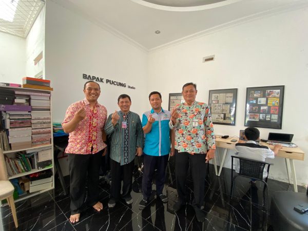 Ndodog Lawang SMKN 10 Semarang dengan Bapak Pucung Studio Semarang Guna Kawin SMK dengan Industri