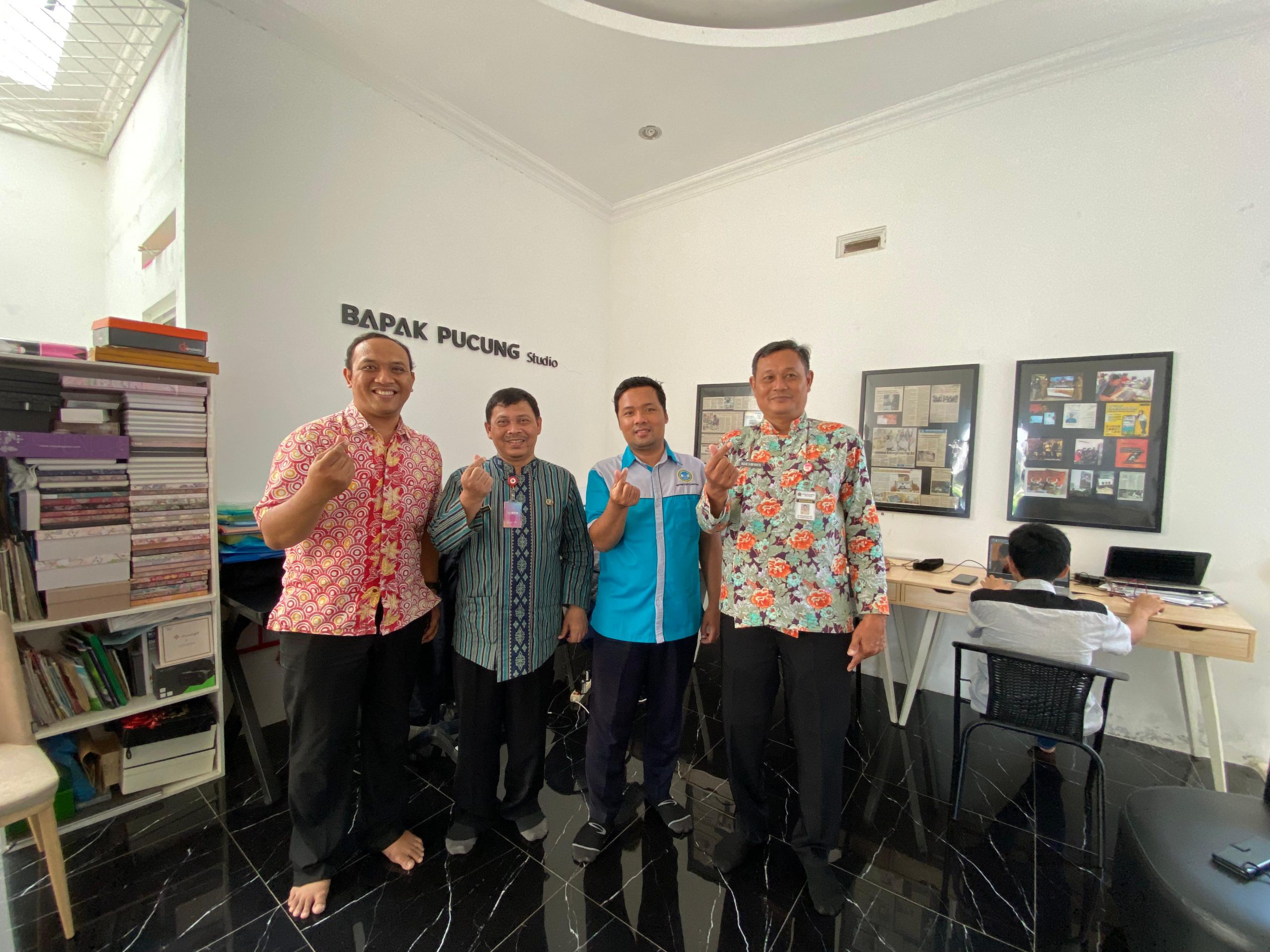 Ndodog Lawang SMKN 10 Semarang dengan Bapak Pucung Studio Semarang Guna Kawin SMK dengan Industri