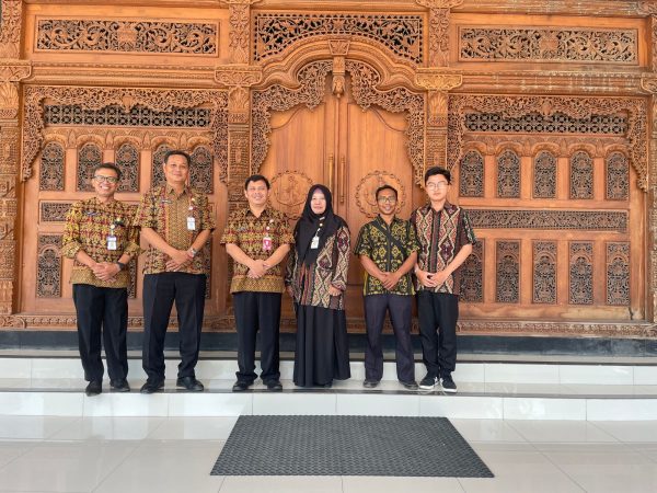 SMAN 4 Semarang Studi Tiru Pengelolaan Website Sekolah di SMKN 10 Semarang