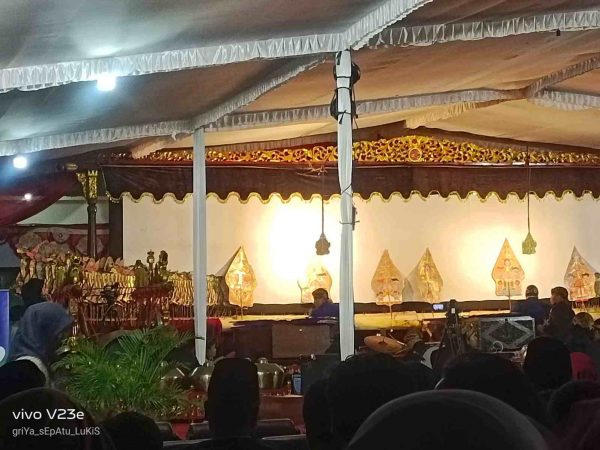 SMKN 10 Semarang Hadiri dan Saksikan Pagelaran Wayang Kulit dalam Perayaan HUT RRI ke-78