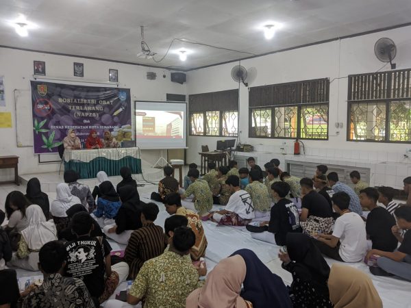 Membangun Kesadaran NAPZA di SMAN 16 Semarang Melalui Sosialisasi Dinas Kesehatan Kota Semarang