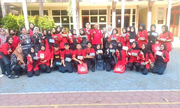 Kreasi Jelly Art Dengan Industri Untuk Perkuat Kompetensi Peserta Didik SMKN 6 Semarang