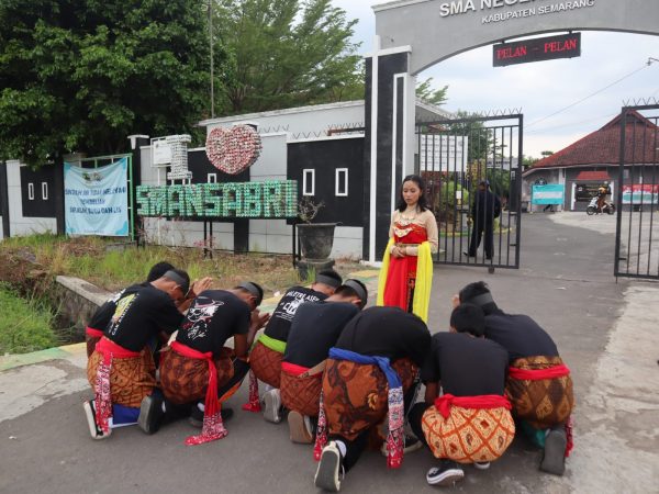 SMAN 1 Bringin Nggelar Cerita Rakyat Jawa Tengah: Srana Nguatake Budi Pekerti Sajroning Nilai Moral 