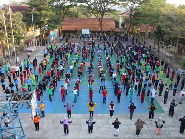 SMAN 12 Semarang Menggelar "Jumat Sehat" untuk Membudayakan Pola Hidup Bersih dan Sehat SMAN 12 Semarang Menggelar "Jumat Sehat" untuk Membudayakan Pola Hidup Bersih dan Sehat