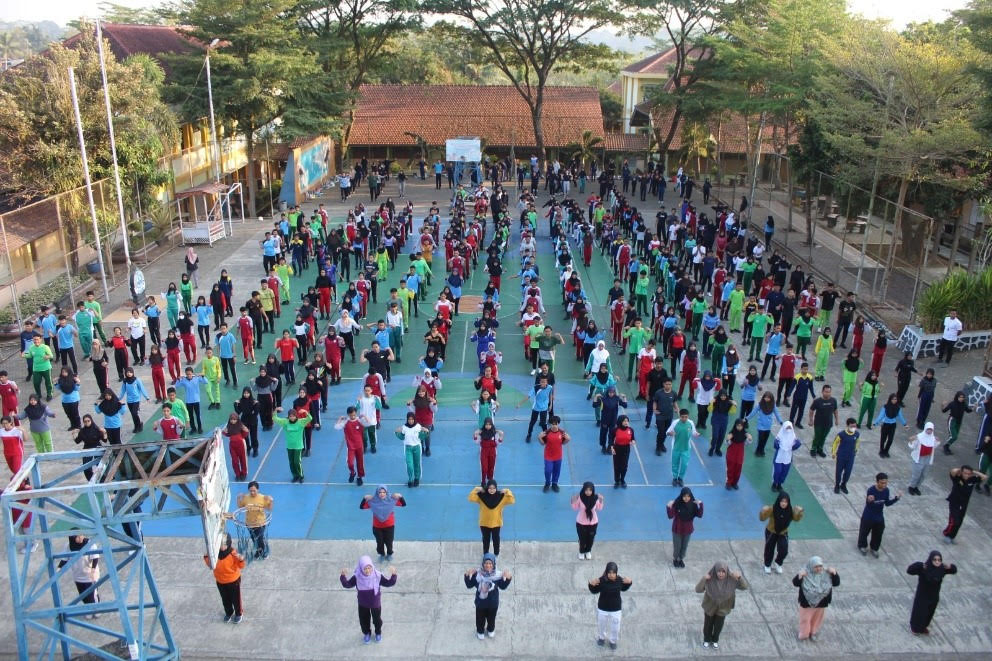 SMAN 12 Semarang Menggelar "Jumat Sehat" untuk Membudayakan Pola Hidup Bersih dan Sehat SMAN 12 Semarang Menggelar "Jumat Sehat" untuk Membudayakan Pola Hidup Bersih dan Sehat