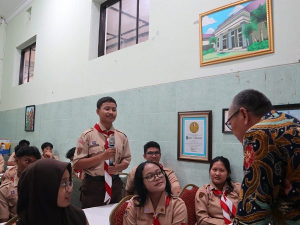 Gerakan Wali Murid Mengajar di SMA N 5 Semarang, ”Bahaya Penularan HIV pada Pelajar”