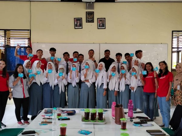 Pembagian Kartu Telkomsel By.U Dengan Kuota 4 GB di SMA Negeri 1 Bringin