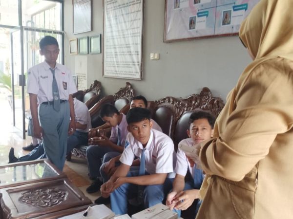 Pembagian Tablet Tambah Darah Bagi Siswi SMAN 1 Bringin