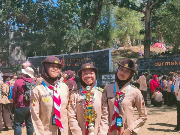 Sangga Putri SMAN 10 Semarang Raih Juara 2 Lomba Karya Cipta Pramuka Sangga Putri SMAN 10 Semarang Raih Juara 2 Lomba Karya Cipta Pramuka