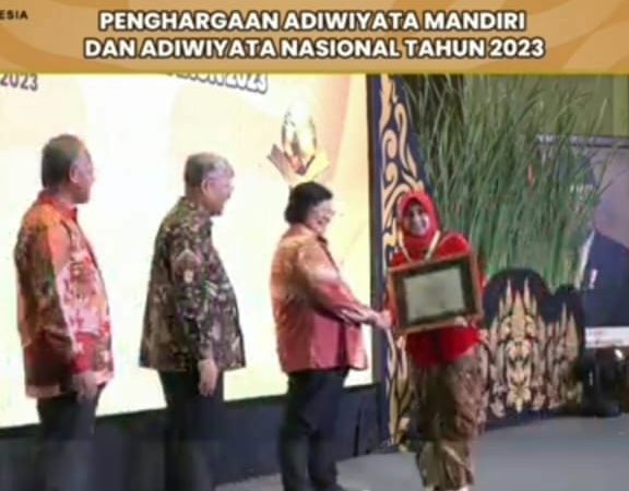 Sukacita SMAN 16 Menerima Penghargaan Sebagai Sekolah Adiwiyata Tingkat Nasional 2023