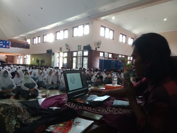Siswa kelas XI SMA N 5 Semarang Mengikuti Pelatihan Pembuatan Komik Digital, Film, dan Mading Diorama