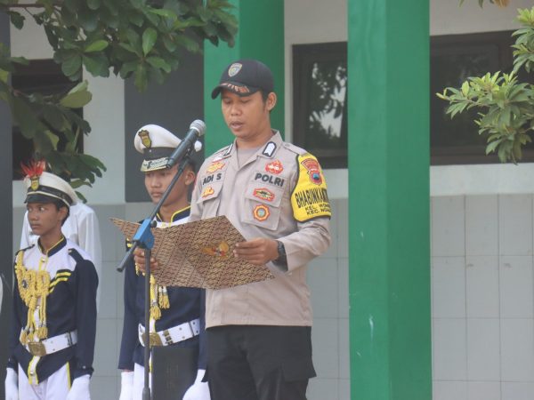 Jadi Inspektur Upacara, Bhabinkamtibmas Wonosari Beri Pesan  Kepada Siswa Binusa