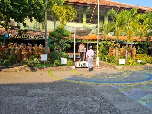Kanit Binpolmas Polrestabes Semarang Manjadi Pembina Upacara Hari Sumpah Pemuda di SMAN 14 Semarang