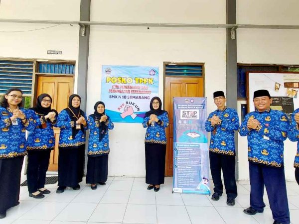 "Ayo Rukun di SMKN 10 Semarang: Pemasangan Banner dan MMT Sebagai Langkah Pencegahan Terhadap Bullying di Lingkungan Sekolah"
