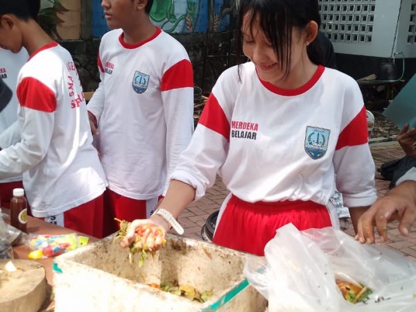Siswa SMAN 14 Belajar Inovasi Berbasis Lingkungan di DLH Kota Semarang