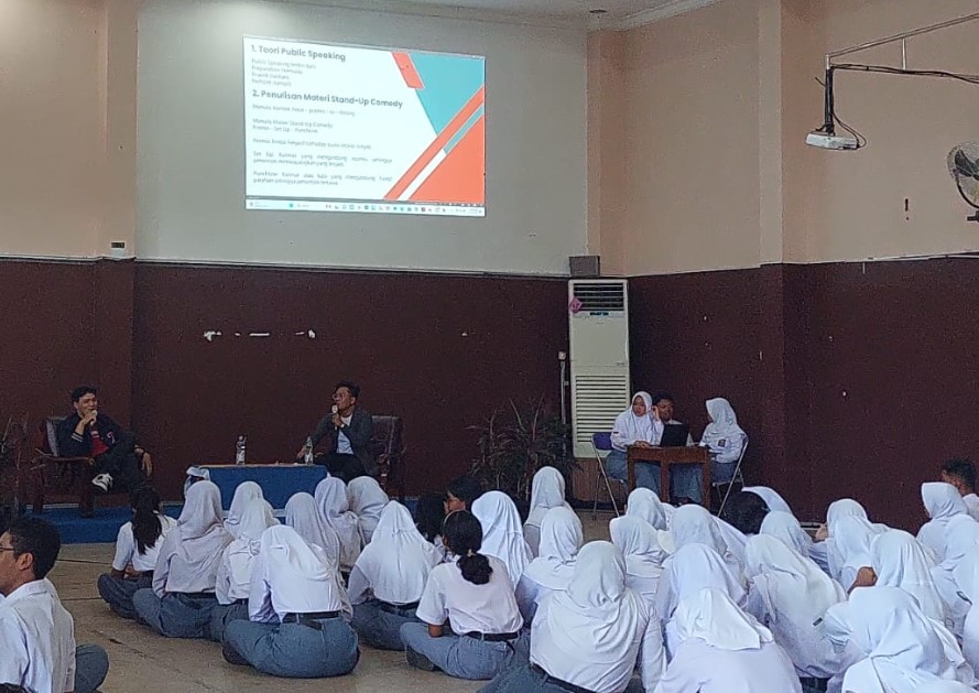 Stand-Up Comedy Illuminating Laughter With Learning at SMAN 5 Semarang Stand-Up Comedy Illuminating Laughter With Learning at SMAN 5 Semarang
