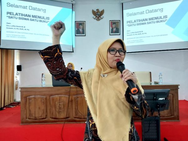 Membangun Keterampilan Menulis melalui Pelatihan   "Satu Siswa Satu Buku"