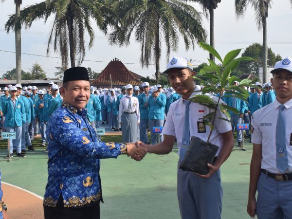 Membangun Keterhubungan dengan Alam: Penyerahan Bibit kepada Siswa, Wali Murid, dan Guru di SMAN 1 TENGARAN