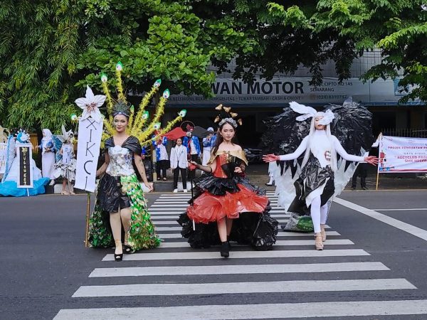 SMK Negeri 6 Semarang Gelar Recycled Waste On The Street