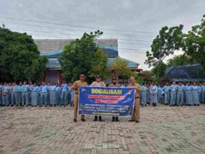 SMKN 10 Semarang Gelar Upacara Bendera Dengan Pembina Polsek Semarang Utara