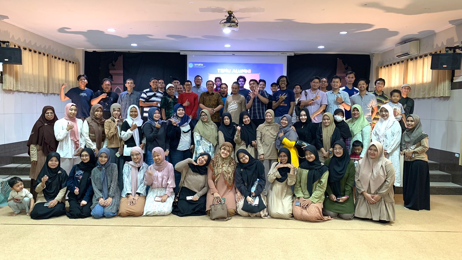 Obati Rasa Rindu Puluhan Tahun Tak Bertemu, Alumni SMAHA Ikuti Temu Almuni Angkatan 1-22 Obati Rasa Rindu Puluhan Tahun Tak Bertemu, Alumni SMAHA Ikuti Temu Almuni Angkatan 1-22