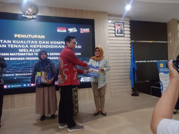 Guru Bahasa Inggris SMKN 10 Semarang Raih Penghargaan dalam Pelatihan Bahasa Inggris Berbasis Kejuruan di BBPPMPV BMTI Cimahi Bandung