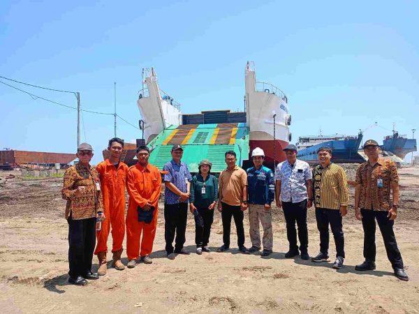 Monitoring Perkembangan Siswa Jurusan KKB SMKN 10 Semarang di Industri Tegal: Membangun Generasi Unggul untuk Masa Depan