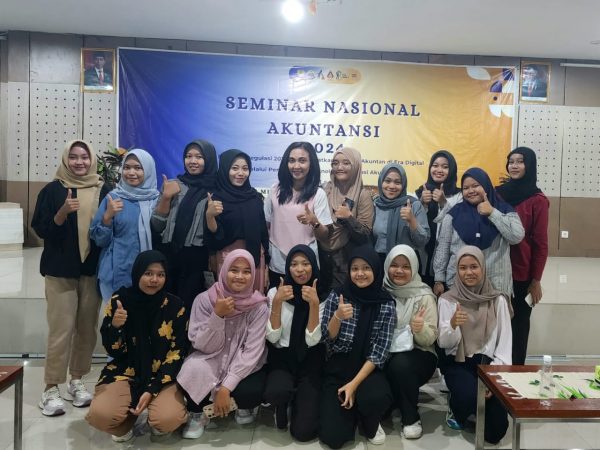 Siswa Kompetensi Keahlian Akuntansi & Keuangan Lembaga SMKN 2 Semarang Ikuti Seminar Nasional Akuntansi 2024