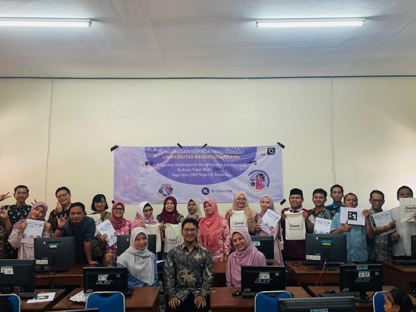 Meningkatkan Kompetensi Guru Melalui Pelatihan Quizizz di SMAN 12 Semarang
