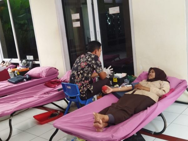 PMR Wira SMKN 2 Semarang Menyelenggaakan Kegiatan Donor Darah