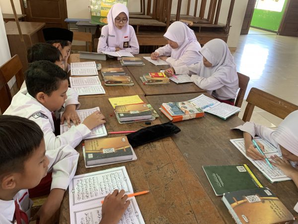 Hebat! Ini Dia Siswa Smaha Mengajar Al Quran
