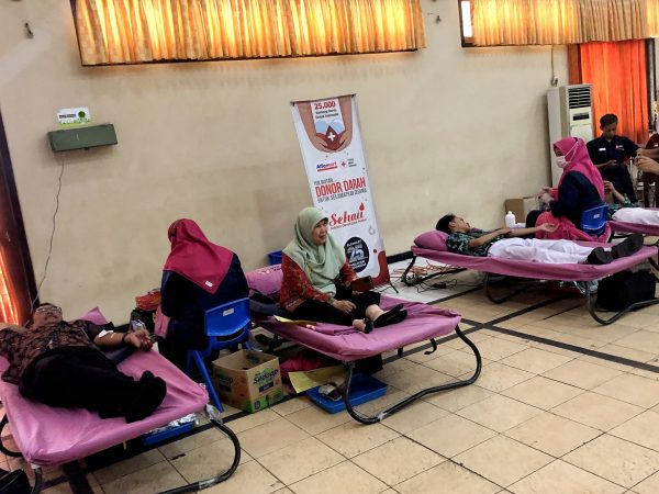 ‘Setetes Darah, Sejuta Harapan:’ Kegiatan Donor Darah yang Menginspirasi di SMAN 2 Semarang