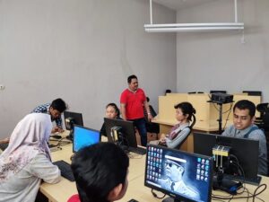 SMKN 10 Semarang Berbagi dengan Yayasan Roemah Difabel Indonesia Pelatihan Komputer