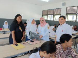 Ibu Kepala Dinas Berikan Bantuan Peralatan Pendidikan  Kepada Siswa Jalur Afirmasi di SMKN 10 Semarang
