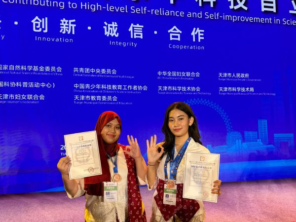 Spectacular! 2 Siswa SMAN 3 Semarang Raih Prestasi Internasional di China