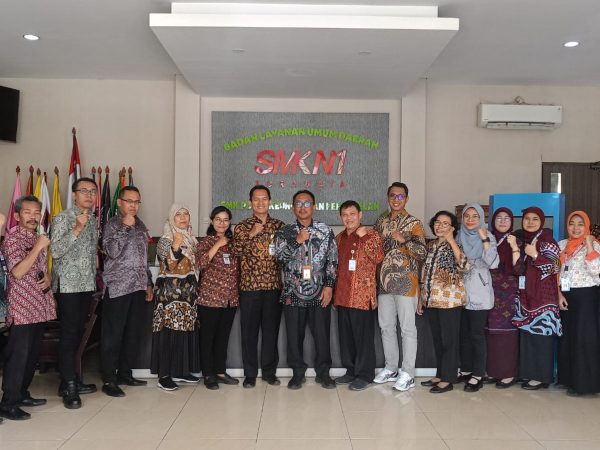 Studi Tiru SMKN 10 Semarang ke SMKN 1 Surabaya untuk Persiapkan Jurusan Manajemen Logistik